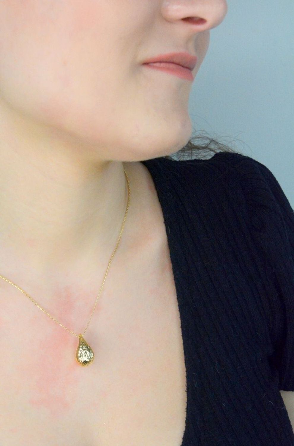 Złoty naszyjnik damski. Złoty naszyjnik z kroplą. Naszyjnik damski złoty próby 375. Naszyjnik damski celebrytka z modnym wzorem. Naszyjnik na prezent (1).jpg